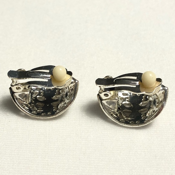 🐷 Silver Clip On Earrings - Picture 4 of 4